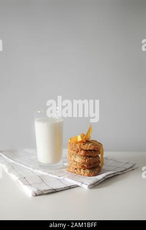 Stapel handgemachter Haferflocken mit Glas Milch Stockfoto