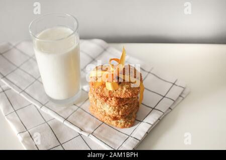 Stapel handgemachter Haferflocken mit Glas Milch Stockfoto