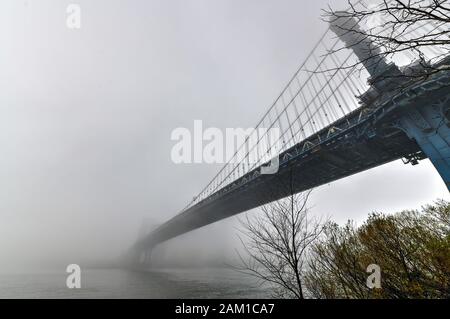 Blick auf die Manhattan Bridge an einem nebligen Tag von DUMBO in Brooklyn. Stockfoto