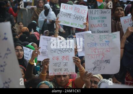 Kolkata, Indien. 10 Jan, 2020. Frauen aus Minderheiten halten Plakate hoch, während eines Protestes gegen die Bürgerschaft Amendment Bill 2019 (Foto von sandip Saha/Pacific Press) Quelle: Pacific Press Agency/Alamy leben Nachrichten Stockfoto