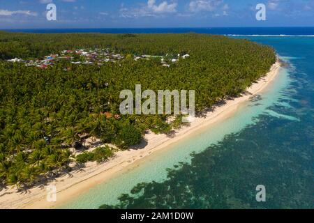 Luftaufnahme von weißem Sandstrand mit Kokospalmen, Alegria Strand, Siargao Insel, Philippinen Stockfoto