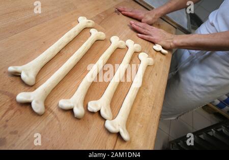 Irsee, Deutschland. 08 Jan, 2020. Gudrun Koneberg, Bäckermeister, Formulare laugen Gebäck in der Form der Knochen, die in der Bäckerei ihrer Bäckerei. Die Bäckerei ist in der Nähe von dem Ort, wo die Gebeine der Primas Udo, die etwa 11,6 Millionen Jahre alt sind, gefunden wurden. (Dpa: "Nachrichten von den Great Ape Udo - Die Primaten sind jetzt verfügbar als Brezeln') Credit: Karl-Josef Hildenbrand/dpa/Alamy leben Nachrichten Stockfoto