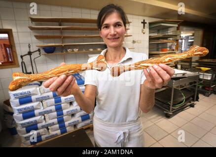 Irsee, Deutschland. 08 Jan, 2020. Gudrun Koneberg, Bäckermeister, hält Laugen Gebäck in der Form der Knochen, die in der Bäckerei ihrer Bäckerei. Die Bäckerei ist in der Nähe von dem Ort, wo die Gebeine der Primas Udo, die etwa 11,6 Millionen Jahre alt sind, gefunden wurden. (Dpa: "Nachrichten von den Great Ape Udo - Die Primaten sind jetzt verfügbar als Brezeln') Credit: Karl-Josef Hildenbrand/dpa/Alamy leben Nachrichten Stockfoto