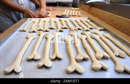 Irsee, Deutschland. 08 Jan, 2020. Annette Kuri, Bäckerei Assistant, Formen laugen Gebäck in der Form der Knochen, die in der Backstube einer Bäckerei. Die Bäckerei ist in der Nähe von dem Ort, wo die Gebeine der Primas Udo, die etwa 11,6 Millionen Jahre alt sind, gefunden wurden. (Dpa: "Nachrichten von den Great Ape Udo - Die Primaten sind jetzt verfügbar als Brezeln') Credit: Karl-Josef Hildenbrand/dpa/Alamy leben Nachrichten Stockfoto