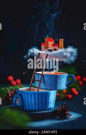 Winzige Stadt auf einer Wolke Teedampf, magische Welt auf kreativem Speisefoto Stockfoto
