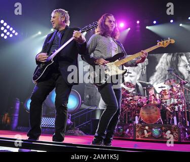 Sunrise, Vereinigten Staaten von Amerika. 27 Apr, 2013. SMG Alex Lifeson Geddy Lee Neil Peart FL5 BB&T Rush 042613 21.JPG SUNRISE, FL - 26. April: Alex Lifeson Geddy Lee von Rush Neil Peart führt auf dem BB&T Center am 26. April 2013 in Sunrise, Florida. (Credit: Stürme Media Group/Alamy leben Nachrichten Stockfoto