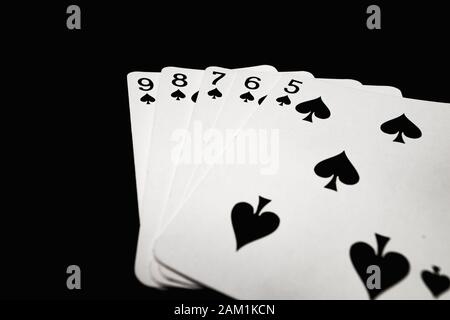Straight flush Pik auf schwarzem Hintergrund Stockfoto