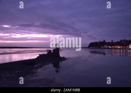 In der Siletz Bay bei Lincoln City an der Küste von Oregon gibt es eine Felsformation. Bei Sonnenuntergang sieht es oft gut aus. Stockfoto