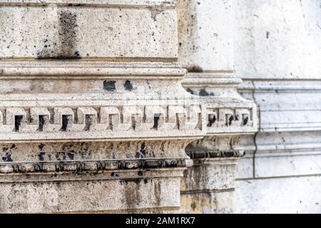 Ein Bruchstück einer Säule aus strapazierfähigem Stein mit rauer Textur, handgefertigt von einem erfahrenen Handwerker mit geschnitztem Reliefschmuck und Glanzlicht Stockfoto