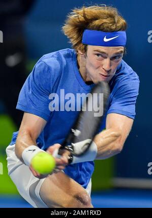 Doha, Katar. 10 Jan, 2020. Andrej Rublev von Russland liefert die Kugel während der Singles im Halbfinale gegen Miomir Kecmanovic von Serbien in Katar Open Tennis ATP-Turnier in Doha, Katar, Jan. 10, 2020. Credit: Nikku/Xinhua/Alamy leben Nachrichten Stockfoto