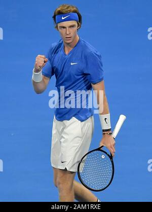 Doha, Katar. 10 Jan, 2020. Andrej Rublev von Russland reagiert während der Singles im Halbfinale gegen Miomir Kecmanovic von Serbien in Katar Open Tennis ATP-Turnier in Doha, Katar, Jan. 10, 2020. Credit: Nikku/Xinhua/Alamy leben Nachrichten Stockfoto