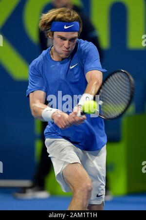 Doha, Katar. 10 Jan, 2020. Andrej Rublev von Russland liefert die Kugel während der Singles im Halbfinale gegen Miomir Kecmanovic von Serbien in Katar Open Tennis ATP-Turnier in Doha, Katar, Jan. 10, 2020. Credit: Nikku/Xinhua/Alamy leben Nachrichten Stockfoto