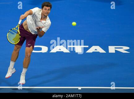 Doha, Katar. 10 Jan, 2020. Miomir Kecmanovic von Serbien serviert während der Singles im Halbfinale gegen Andrej Rublev von Russland in Katar Open Tennis ATP-Turnier in Doha, Katar, Jan. 10, 2020. Credit: Nikku/Xinhua/Alamy leben Nachrichten Stockfoto