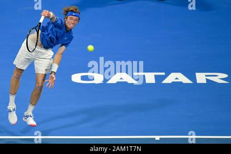 Doha, Katar. 10 Jan, 2020. Andrej Rublev Russlands dient während der Singles im Halbfinale gegen Miomir Kecmanovic von Serbien in Katar Open Tennis ATP-Turnier in Doha, Katar, Jan. 10, 2020. Credit: Nikku/Xinhua/Alamy leben Nachrichten Stockfoto