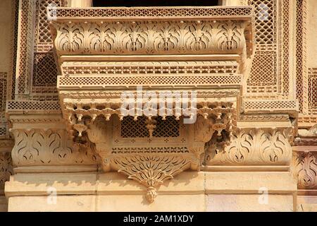 Genauerer Blick auf das komplizierte Design der Fensterbasis in Patawon-KI-Haweli in Jaisalmer Fort, Jaisalmer, Rajasthan, Indien, Asien Stockfoto