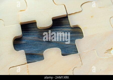 Close-up auf Unlackierten sperrholz Rätsel mit einem Stück herausgenommen, Holz- Oberfläche unter, Problemlösung und Teamarbeit Konzept Stockfoto