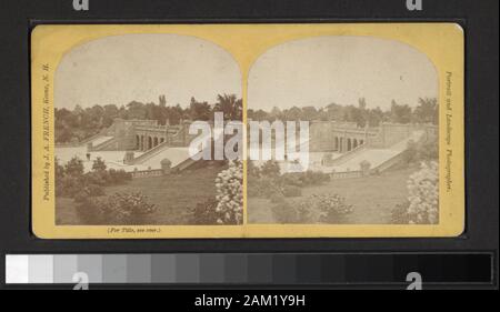 Die Terrasse, Central Park umfasst sieben handkolorierte Ansichten. Blick von D. Barnum, J.W. & J.S.Molton, G.G. Rockwood und andere Fotografen und Verlage. Eine Ansicht ist eine Werbung auf der Rückseite für die American Tobacco Company. Robert Dennis Sammlung von stereoskopische Ansichten. Einige Ansichten haben steuerstempel angebracht. Titel von Cataloger'. Blick auf die Terrasse und Bethesda Brunnen mit Blick auf die Springbrunnen vor dem Kunstvollen Brunnen, Skulptur von Frau gekrönt; der See; die Terrasse inkl. Details zu kunstvollen Steinmetzarbeiten; allgemeine Ansichten, auch einer aus über den See angezeigt Stockfoto