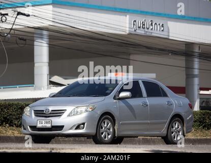 Chiangmai, Thailand - 2. Dezember 2019: Privatwagen, Toyota Corolla Altis. Auf der Straße Nr.1001, 8 km von der Stadt Chiangmai. Stockfoto