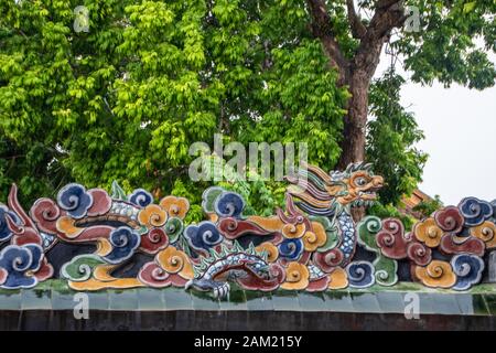 Dekorationen auf dem Dach des Gebäudes des Grabmals von TU Duc, in Hue City, Vietnam Stockfoto