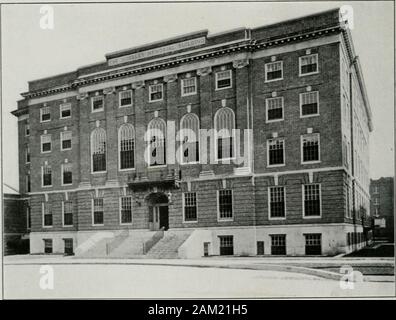 Die American Hospital des zwanzigsten Jahrhunderts; eine Abhandlung über die Entwicklung der medizinischen Institutionen, sowohl in Europa als auch in Nordamerika, seit Beginn des gegenwärtigen Jahrhunderts. MASSACHUSETTS General Hospital. PLAX DER ERSTEN STOCK, VERWALTUNGSGEBÄUDE. r..r. l!. l&lt;, e Es Shattiick. . Rchiterts.. Abb. 10. MASSACHUSETTS GENERAL HiJSPITAL. Äußeres. VERWALTUNGSGEBÄUDE. Coolidge & Shattuck, Architekten. Des zwanzigsten Jahrhunderts 13 PLAN DER KELLER FLuOR 1 Korridor zu ambulanz Eingang 2 Isolation Zimmer 3 Rinde Zimmer 4, B, 6, 7,11,12 Betriebs- und Behandlungsräumen 8 Luftkammer - 9 Schiene Zimmer 10 Co Stockfoto