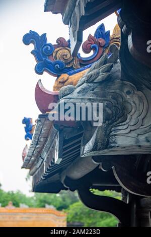 Dekorationen auf dem Dach des Gebäudes des Grabmals von TU Duc, in Hue City, Vietnam Stockfoto