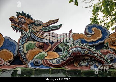 Dekorationen auf dem Dach des Gebäudes des Grabmals von TU Duc, in Hue City, Vietnam Stockfoto