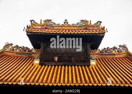 Dekorationen auf dem Dach des Gebäudes des Grabmals von TU Duc, in Hue City, Vietnam Stockfoto