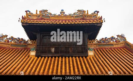 Dekorationen auf dem Dach des Gebäudes des Grabmals von TU Duc, in Hue City, Vietnam Stockfoto