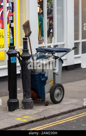 LONDON, Großbritannien - 06. APRIL 2019: Council Street Sweeper's Cart mit Besen in Notting Hill Stockfoto
