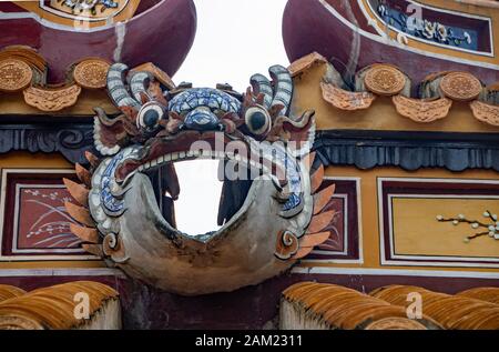 Dekorationen auf dem Dach des Gebäudes des Grabmals von TU Duc, in Hue City, Vietnam Stockfoto