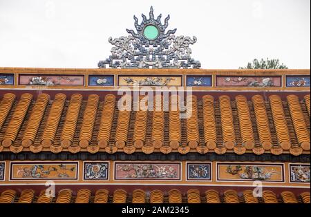 Dekorationen auf dem Dach des Gebäudes des Grabmals von TU Duc, in Hue City, Vietnam Stockfoto