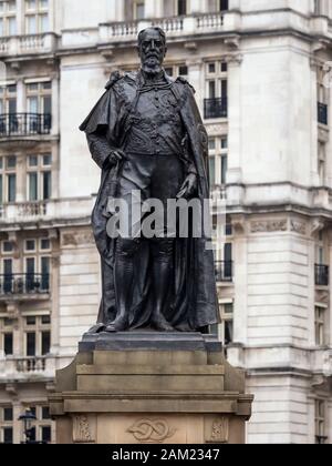 LONDON, Vereinigtes Königreich - 06. APRIL 2019: Statue des britischen Staatsmanns Spencer Compton Cavendish, 8. Duke of Devonshire bei Horse Guards Stockfoto