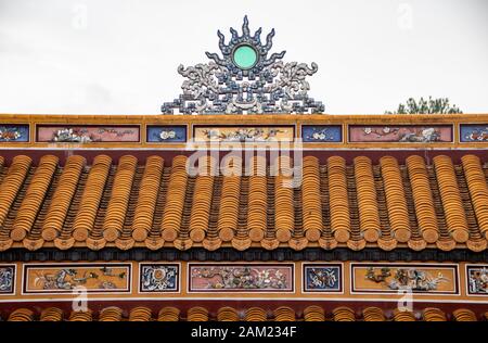 Dekorationen auf dem Dach des Gebäudes des Grabmals von TU Duc, in Hue City, Vietnam Stockfoto