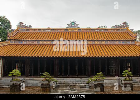 Dekorationen auf dem Dach des Gebäudes des Grabmals von TU Duc, in Hue City, Vietnam Stockfoto