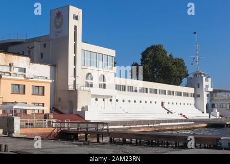 Sewastopol, Krim, Russland - 26. Juli 2019: Wasserstation der Schwarzmeerflotte des Roten Banners in der Stadt Sewastopol, Krim Stockfoto