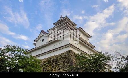 Burg Aizu-Wakamatsu, alias Burg Tsuruga. Eine Betonnachbildung einer traditionellen japanischen Burg, im Zentrum der Stadt Aizuwakamatsu, in Fukushi Stockfoto