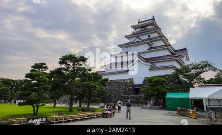 Burg Aizu-Wakamatsu, alias Burg Tsuruga. Eine Betonnachbildung einer traditionellen japanischen Burg, im Zentrum der Stadt Aizuwakamatsu, in Fukushi Stockfoto