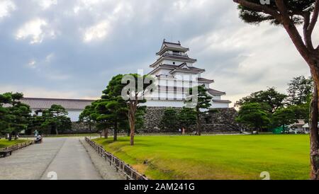 Burg Aizu-Wakamatsu, alias Burg Tsuruga. Eine Betonnachbildung einer traditionellen japanischen Burg, im Zentrum der Stadt Aizuwakamatsu, in Fukushi Stockfoto