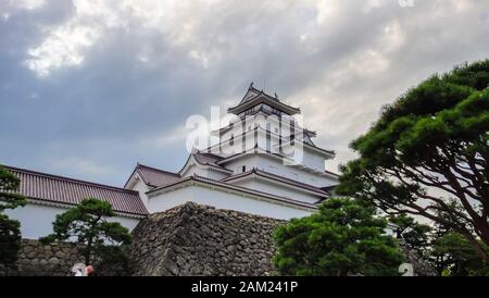 Burg Aizu-Wakamatsu, alias Burg Tsuruga. Eine Betonnachbildung einer traditionellen japanischen Burg, im Zentrum der Stadt Aizuwakamatsu, in Fukushi Stockfoto