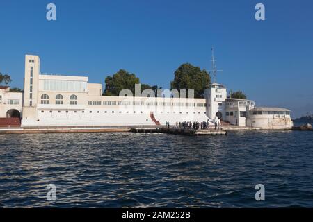 Sewastopol, Krim, Russland - 26. Juli 2019: Bau der Wasserstation der Schwarzmeerflotte des Roten Banners am nikolajew-kap der Stadt Sewast Stockfoto