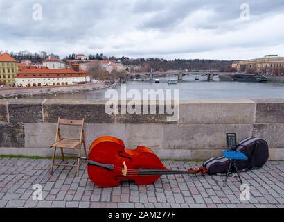 Kontrabass und Stühle für Straßenmusiker auf der Karlsbrücke in Prag Stockfoto