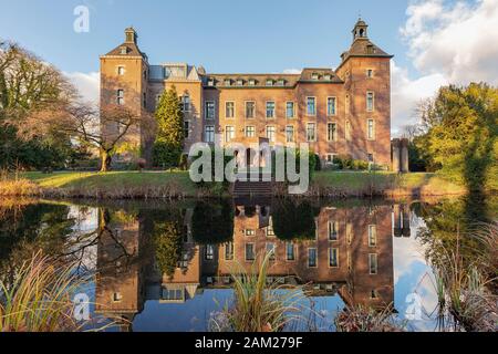 Willich - Blick zur Rückseite von Schloss Neersen mit Wassergraben, Nordrhein-Westfalen, Deutschland, Willich, 24.12.2018 Stockfoto