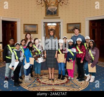 Washington, Vereinigte Staaten von Amerika. 10 Jan, 2020. First Lady Melania Trump posiert für ein Foto in das blaue Zimmer des Weißen Hauses mit Studenten und Dozenten von der West Gate Grundschule in West Palm Beach, Fla. Freitag, Januar 10, 2020 während ihrer Tour durch das Weiße Haus. Frau Trump zuvor besuchten West Gate Elementare am 28. März 2019 Personen: First Lady Melania Trump Credit: Stürme Media Group/Alamy leben Nachrichten Stockfoto