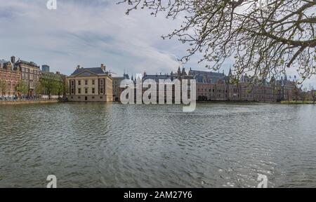 Den Haag - Panorama Blick auf den Binnenhof mit dem Mauritshuis, einem Adelspalast und seit dem Jahr 1822 ein Museum, in dem die Königliche Bildergalerie, Süd H, untergebracht ist Stockfoto