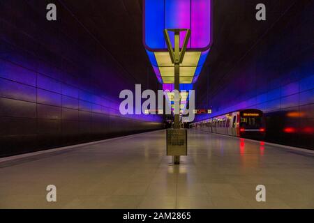 Hamburg - Blick auf den beleuchteten U-Bahnhof Universität (deutsch: Gebissen nicht einsteigen) Hamburg, Deutschland, Hamburg, 26.04.2018 Stockfoto