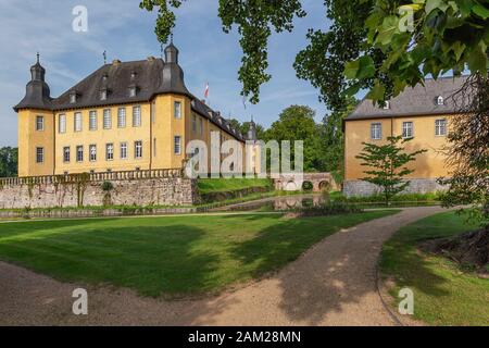 Juechen - Nahansicht zur Hochburg auf Schloss Dyck, mit Moat und Vorburg, Nordrhein-Westfalen, Deutschland, Juli 25.08.2017 Stockfoto