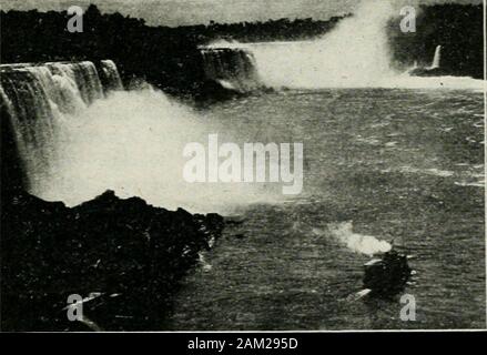 Illustrierte Anleitung nach Toronto über Niagara Falls: mit indizierten Karte der Stadt, Anzeigen street car Linien. wird gesagt, dass voll tentimes so viel Wasser führt über die Horseshoe Fall als über Amerikanische fallen, und diese Tatsache wird erkannt, wenn theHorseshoe von unten gesehen wird. Terrapin Punkt auf Goat Island ist immer noch eine andere spotwhere den Horseshoe Fall seiner Majestät und Macht zeigt. Die Gedanken sind seltsam, dass Masse in meinem brainWhile ich nach oben schauen zu dir; es wäre seemAs wenn Gott dich von Seiner hohlen Hand gegossen und hing seinen Bogen auf Deine schrecklichen vorne, und sprach in die laute Stimme, die schien Stockfoto