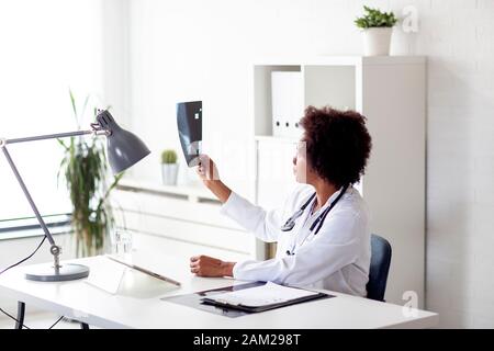 Frau Doktor sitzt in ihrem Büro im Krankenwagen Stockfoto