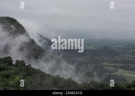 Blick über den Regenwald von Kerala auf bewölkten, übergiebelten Tag in der Monsunzeit Stockfoto
