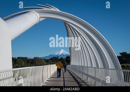 Mount Taranaki gerahmt von der Te Rewa Rewa Bridge in New Plymouth, Neuseeland Stockfoto